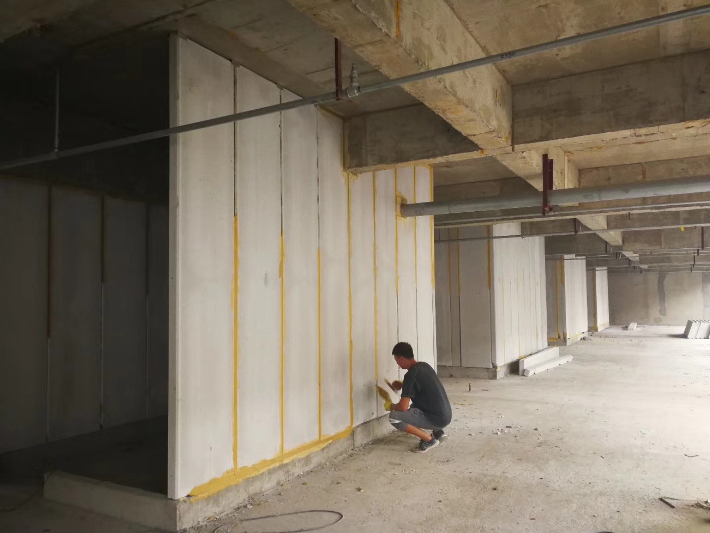 钦州无机发泡轻骨料混凝土隔墙板施工技术性能研究